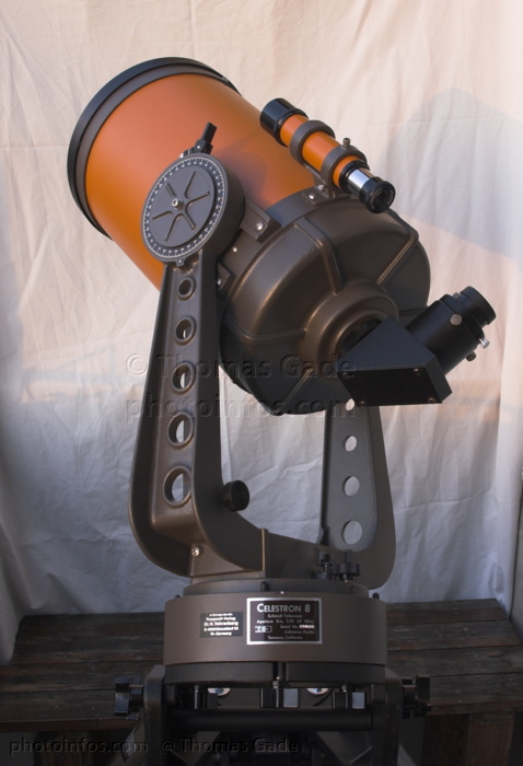 Celestron C8 Teleskop. Schmidt Cassegrain auf Gabelmontierung
2006. Astronomie.  Oranges Celestron C8  in einer Gabelmontierung. 8 Zoll. 20cm Öffnung. Zenitspiegel. Oular.  Baujahr des Teleskops wahrscheinlich 1981.
Schlüsselwörter: Astronomie;C8;Celestron;Fernrohr;fork mount;forkmount;Gabelmontierung;Okular;Optik;Schmidt Cassegrain;telescope;Teleskop;Zenitspiegel
