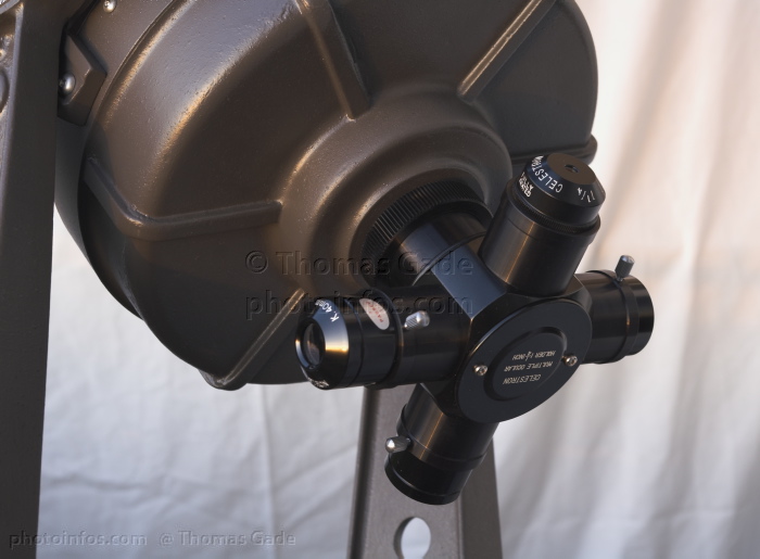 Celestron C8 Teleskop. Schmidt Cassegrain
2006. Astronomie. Oranges Celestron C8 mit Okularrevolver.  Baujahr wahrscheinlich 1981. Teleskop
Schlüsselwörter: Astronomie;C8;Celestron;eyepiece turret;Fernrohr;Okularrevolver;Optik;Schmidt Cassegrain;telescope;Teleskop