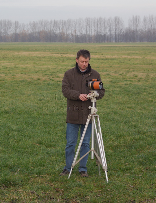 Celestron C90 Maksutov Teleskop
18. 1. 2014. Mann neben einem Celestron C90 Maksutov Teleskop auf einem Linhof Stativ.
Schlüsselwörter: 2014;Brandenburg;C90;Celestron;Linhof;Maksutov;Naturbeobachter;Rhinluch;Spektiv;telescope;Teleskop