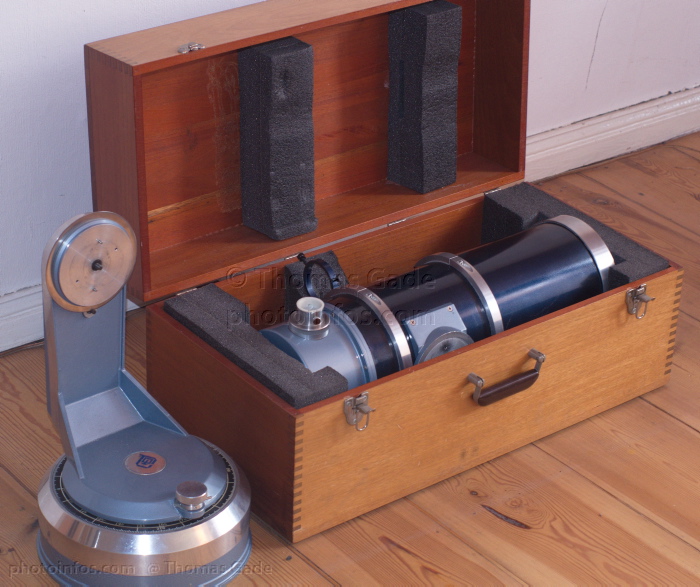 Maksutov. Quantum Q6 in Holzkiste
Teleskop. Maksutov. Quantum Q6 in Holzkiste. 6 inch bzw. 150mm Öffnung, 2700mm Brennweite. Einarmige Gabelmontierung
Schlüsselwörter: 2011;Astronomie;Fernrohr;Holzkiste;Maksutov;Optik;Quantum O6;telescope;Teleskop