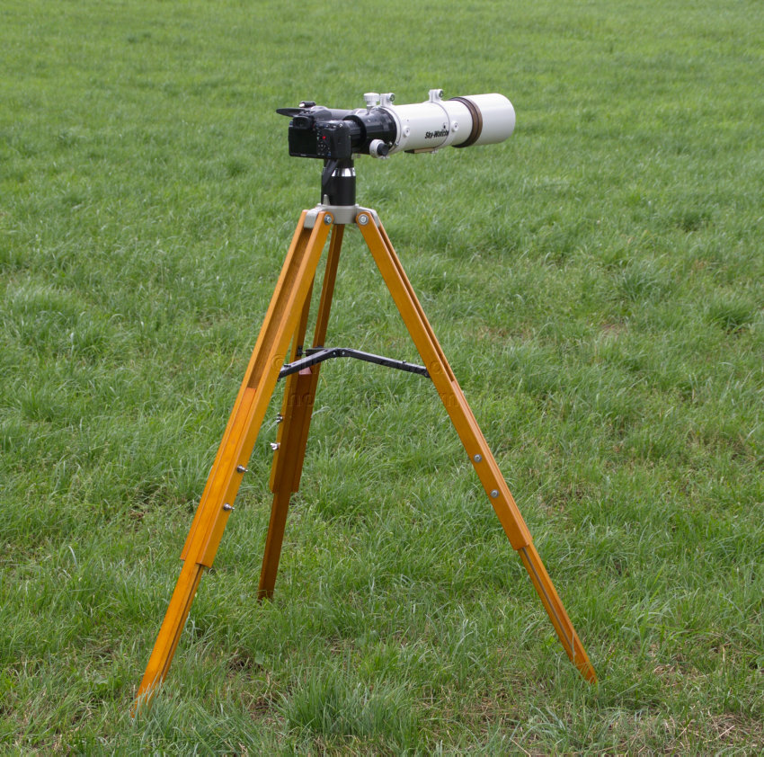 Pentax ED80 Refraktor mit Kamera
8. 7. 2015. Pentax ED80 Refraktor mit Kamera. Teleobjektiv. Holzstativ
Schlüsselwörter: DSLR;ED80;Fotorgrafie;Holzstativ;Refraktor;Sky-Watcher;Skywatcher;Stativ;Teleskop