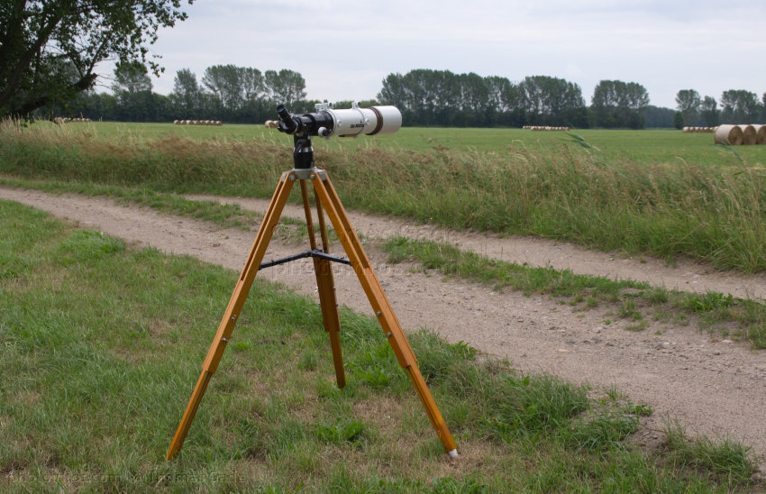 Pentax ED80 Refraktor mit Kamera
8. 7. 2015. Pentax ED80 Refraktor mit Kamera. Teleobjektiv. Holzstativ
Schlüsselwörter: DSLR;ED80;Fotorgrafie;Holzstativ;Refraktor;Sky-Watcher;Skywatcher;Stativ;Teleskop