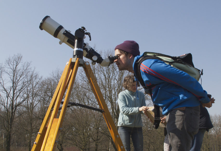 Beobachtung einer Sonnenfinsternis
20. 3. 2015. Berlin. Volkspark Rehberge. Beobachtung einer Sonnenfinsternis durch ein Teleskop auf einem Stativ.
Schlüsselwörter: 2015;Astronomie;Berlin;Park;Rehberge;Sonnenfinsternis;Stativ;Teleskop;Volkspark;Wedding