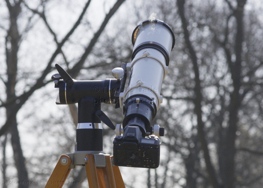 Teleskop mit Kamera
20. 3. 2015. Berlin. Volkspark Rehberge. Beobachtung einer Sonnenfinsternis. Teleskop mit Sonnenfilter und Kamera
Schlüsselwörter: 2015;Astronomie;Berlin;DSLR;Kamera;Sonnenfinsternis;Teleskop